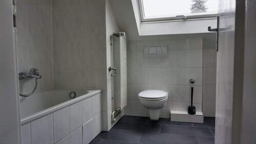 Das Tageslichtbad mit Wanne/WC - 