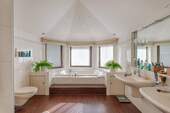 Bad mit Wanne & Dusche - 