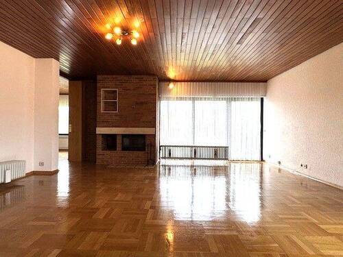 Großzügiges Wohnzimmer mit Kamin - 7 Zimmer Einfamilienhaus in Kusel