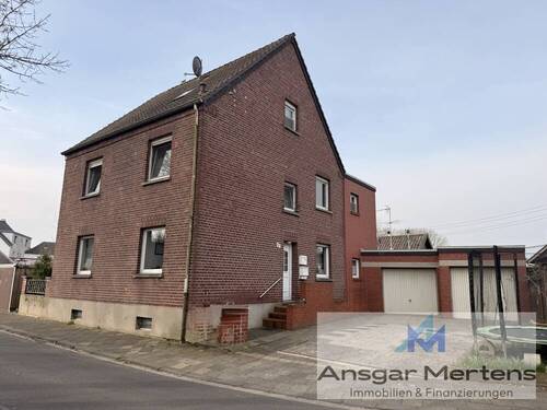 Haus - und Garagenansicht - 9 Zimmer Mehrfamilienhaus, Wohnhaus zum Kaufen in Mönchengladbach-Kothausen