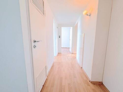 Diele - Gut geschnittene 3-Zimmer-Wohnung mit Loggia