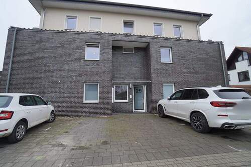 Gebäudeansicht - Junge und gepflegte, sofort bezugsfertige Eigentumswohnung in Elsen wartet auf Sie!