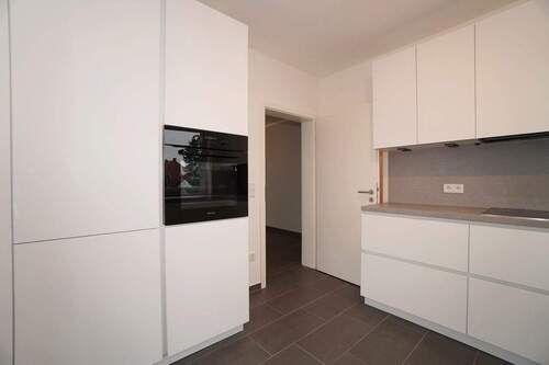 Einbauküche, Backofen und Kühlschrank - 