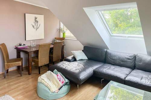 Wohnzimmer mit Veluxfenster - Sichere Mieteinnahmen in Berlin - Gepflegte DG-Wohnung mit Dachbodennutzung