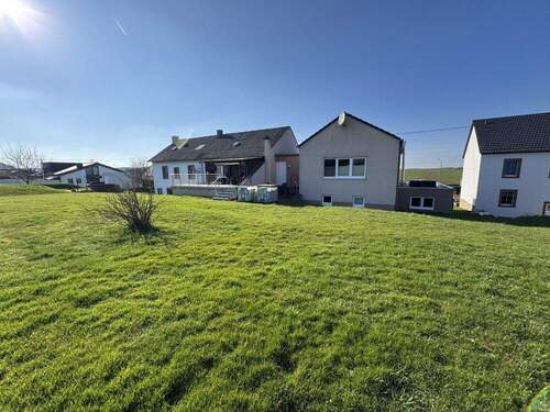 Rückseite großzügige Rasenfläche - Mehrfamilienhaus, Wohnhaus zum Kaufen in Idenheim