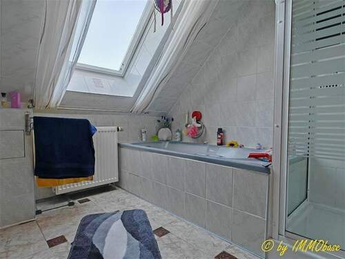 Bad mit Wanne und Dusche - 