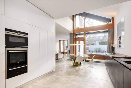 Offene Küche mit Essbereich - Wohnen auf höchstem Niveau: Architektenhaus mit großem Swimmingpool und Designermöbeln