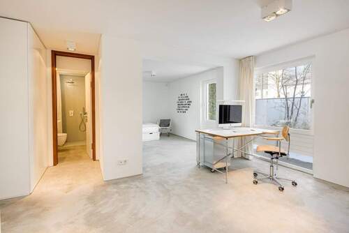 Großer Raum mit Eingangstüre und Duschbad - 