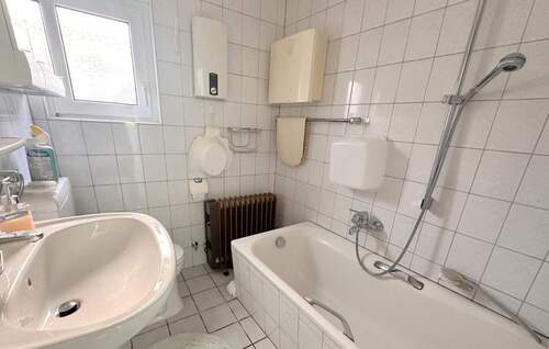 Bad mit Badewanne und Fenster - 