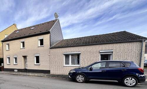 Ansicht Haus mit Anbau - 6 Zimmer Einfamilienhaus zum Kaufen in Mönchengladbach