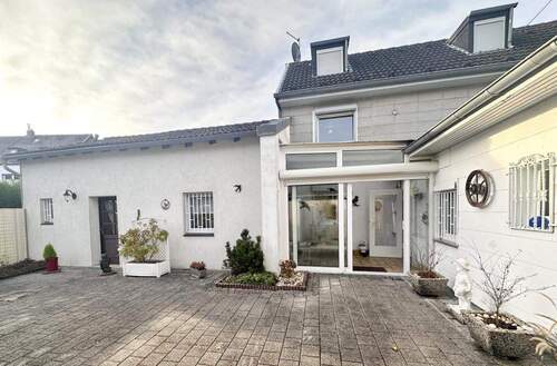 Rückansicht komplett - 6 Zimmer Einfamilienhaus in Mönchengladbach