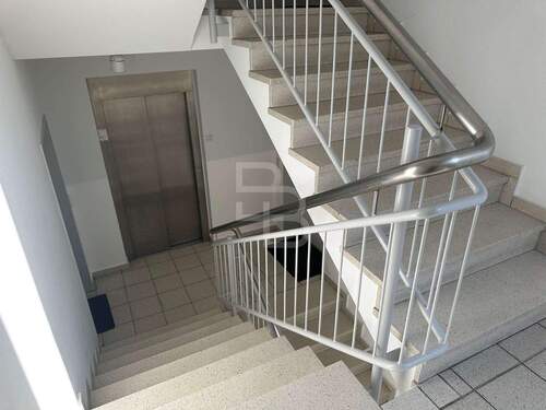 Blick Dachgeschosseinheit - 2 Zimmer Mehrfamilienhaus, Wohnhaus in Köln