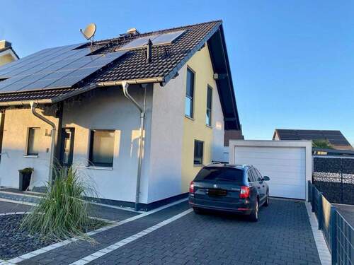 Garage mit Einfahrt - 5 Zimmer Einfamilienhaus zum Kaufen in Bürstadt