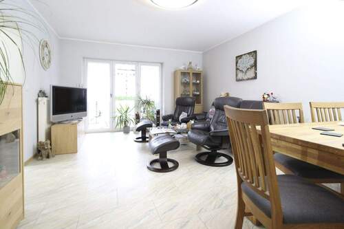 01 Wohnzimmer - Gepflegte Wohnung in Hövelhof: ca. 85 m², 3 Zimmer, Balkon, Kellerraum und Stellplatz inklusive