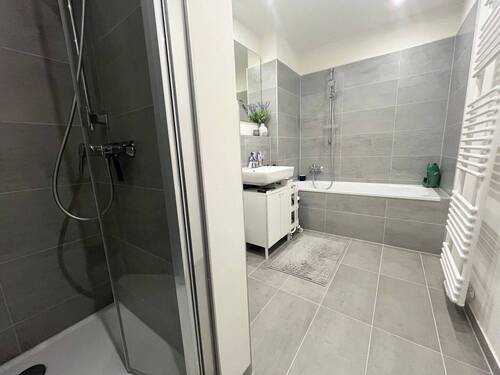 Bad mit Wanne + Dusche (2) - Etagenwohnung mit 94,00 m&sup2; in Köln zur Miete