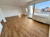 Wohnzimmer mit Terrasse - 2 Zimmer Etagenwohnung zum Kaufen in Berlin