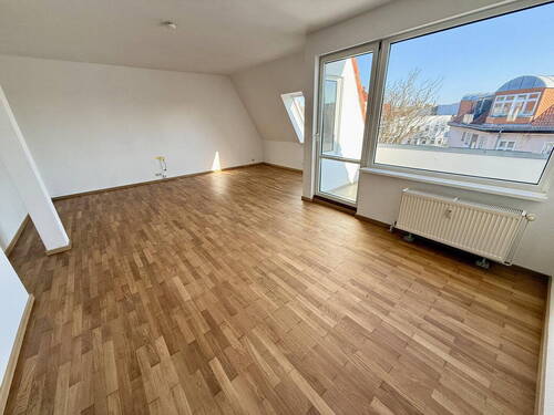 Wohnzimmer mit Terrasse - 2 Zimmer Etagenwohnung zum Kaufen in Berlin