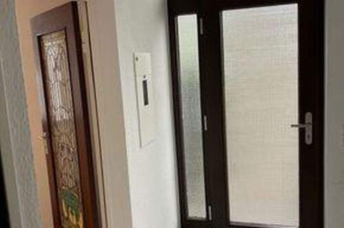 Flur u. Haustüre Einlieger - 