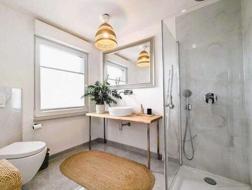 Modernes Bad mit großer Dusche und Waschtisch - Provisionsfrei für Käufer: Modernisierte Doppelhaushälfte mit großem Garten in Hamm-Heessen