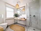 Modernes Bad mit großer Dusche und Waschtisch - 