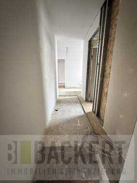 Flur Erdegschoss - 6 Zimmer Doppelhaushälfte in Floh-Seligenthal