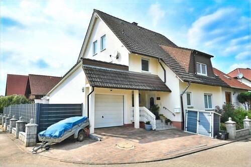 Titel - Großzügiges, top gepflegtes EFH mit Garten, Balkon & Dachstudio in Feldrandlage