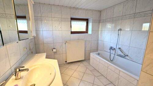 Bad mit Wanne - 