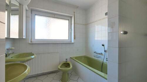 Bad EG - Mehrfamilienhaus, Wohnhaus mit 280,00 m&sup2; in Paderborn / Mastbruch zum Kaufen