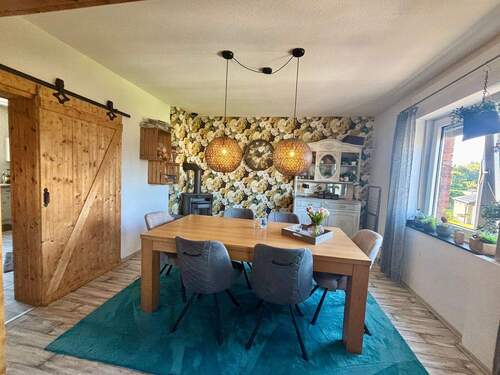 1. OG Esszimmer mit Kaminofen - 