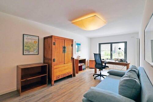 Arbeitszimmer mit Blick auf den Pool und ins Grüne - 
