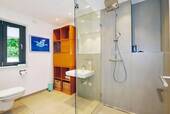Modernes Duschbad im Erdgeschoss - 