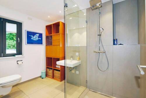 Modernes Duschbad im Erdgeschoss - 