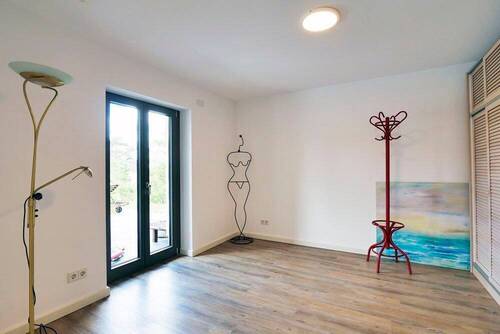 ...und angrenzendem Ankleidezimmer - 