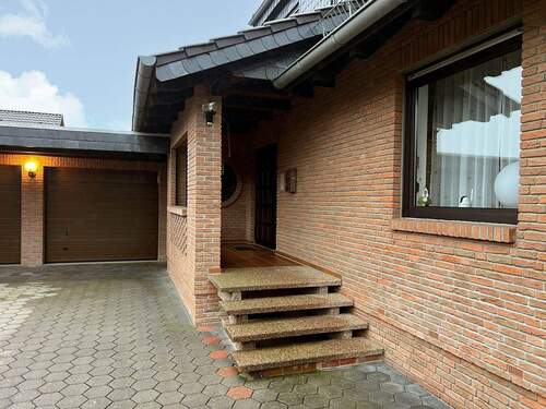 Hauseingang überdacht.jpg - Etagenwohnung mit 134,30 m² in Gifhorn zum Kaufen