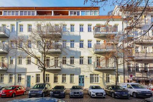 Hausansicht - Provisionsfrei: Ruhige Altbau-3-Zimmer-Wohnung mit Wohnküche & Top-Anbindung - Berlin-Lichtenberg
