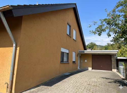 Eingang mit Garage - Geräumiges Einfamilienhaus mit viel Potential