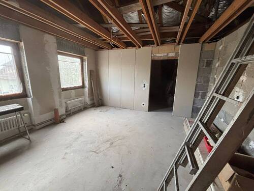 Zimmer DG um Ausbau vorbereitet - 