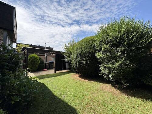 Garten und Doppelgarage - 