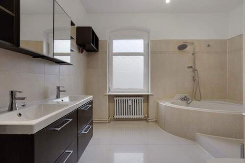 großes Badezimmer mit Eckwanne - 3 Zimmer Etagenwohnung zum Kaufen in Berlin