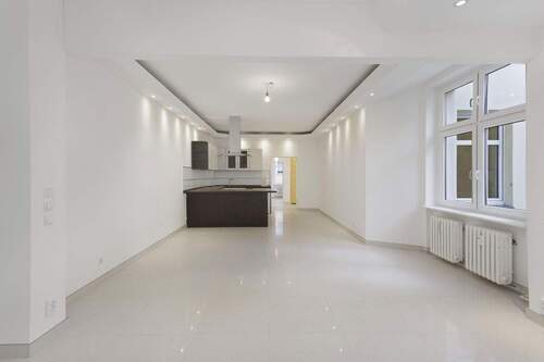 Wohnzimmer mit viel Licht - 3 Zimmer Etagenwohnung in Berlin