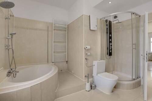 großes Badezimmer mit Dusche - 