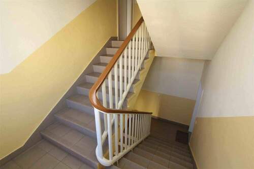 Treppenhaus - Etagenwohnung mit 66,00 m&sup2; in Böhlen zum Kaufen