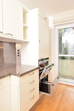 Küche, Blick zum Balkon - 