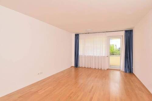 Wohnzimmer mit Balkon - 3 Zimmer Etagenwohnung zum Kaufen in München