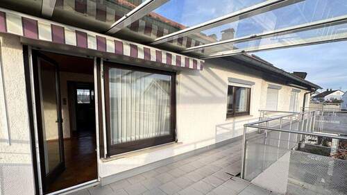 Balkon im 1.Obergeschoss mit Überdachung und Markise - 