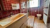 Badezimmer im 1. Obergeschoss mit Badewanne - 