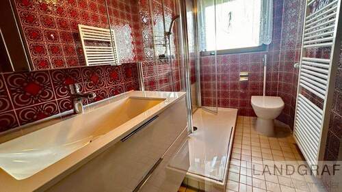 Badezimmer im 1. Obergeschoss mit Badewanne - 