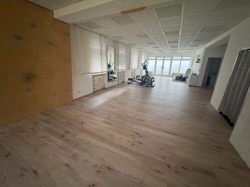 in Richtung Vordereingang - Büro in Burglengenfeld