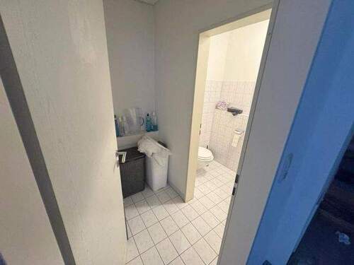 WC mit Handwaschbecken im Vorraum - 