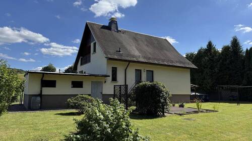 Hinteransicht - Familientraum in idyllischer Ruhe